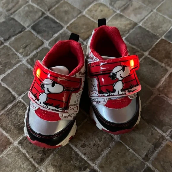 Snoopy light up shoes - Picture 3 of 8